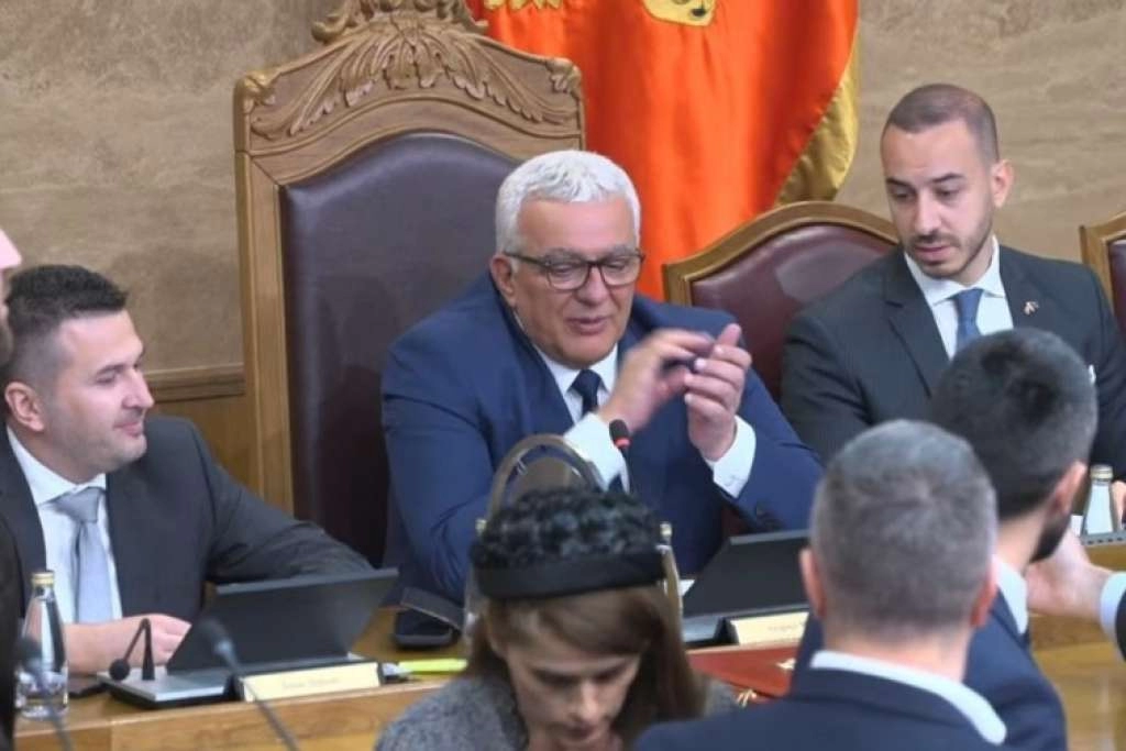 Crna Gora: Premijerski sat nije održan, DPS blokirao govornicu